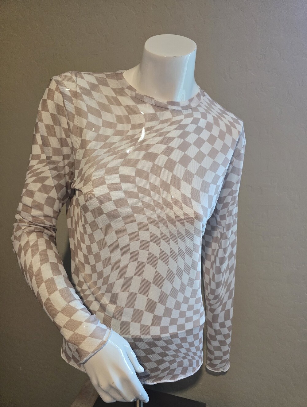 DAVI & DANI Beige and White Checkerboard Long Sleeve Top